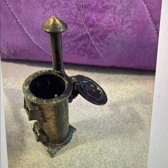 Vintage Die Cast Metal Miniature Wood Burning Stove Pencil Sharpener Top Opens - Picture 7 of 9